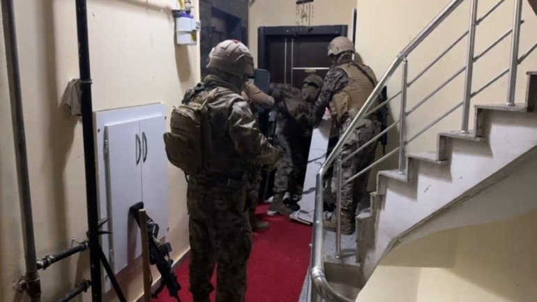 Kendilerine galerici ve emlakçı görüntüsü vermişlerdi Özel harekat baskın yaptı: Evlerinden servet çıktı