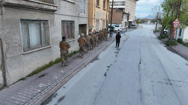 Kendilerine galerici ve emlakçı görüntüsü vermişlerdi Özel harekat baskın yaptı: Evlerinden servet çıktı