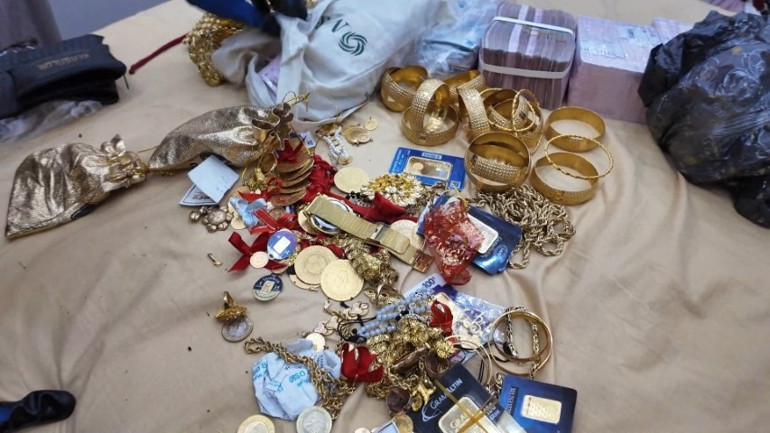 Kendilerine galerici ve emlakçı görüntüsü vermişlerdi Özel harekat baskın yaptı: Evlerinden servet çıktı