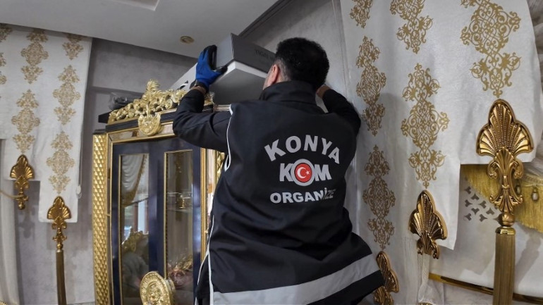 Kendilerine galerici ve emlakçı görüntüsü vermişlerdi Özel harekat baskın yaptı: Evlerinden servet çıktı