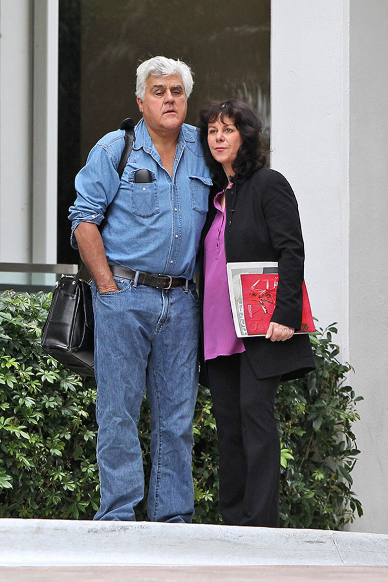 Demansa yakalanan 46 yıllık karısı artık onun kim olduğunu bile hatırlamıyor… Ünlü sunucu her şeyden büyük aşkına bakmak için vazgeçti