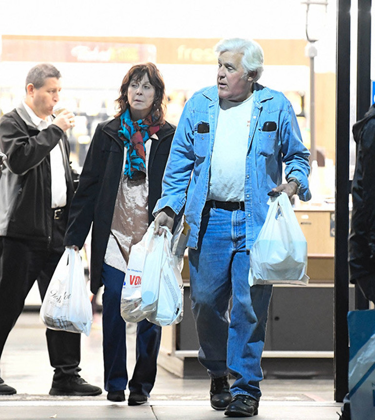 Demansa yakalanan 46 yıllık karısı artık onun kim olduğunu bile hatırlamıyor… Ünlü sunucu her şeyden büyük aşkına bakmak için vazgeçti