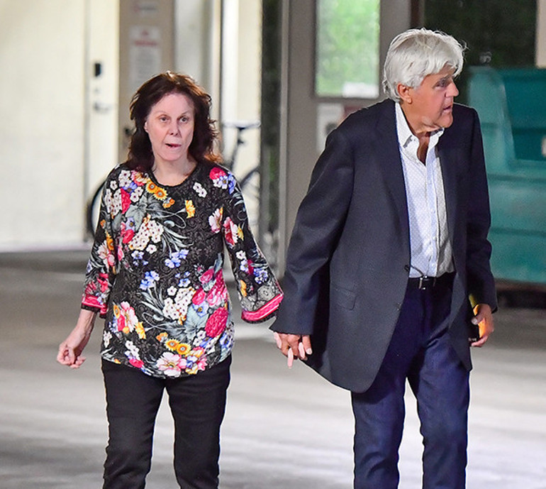 Demansa yakalanan 46 yıllık karısı artık onun kim olduğunu bile hatırlamıyor… Ünlü sunucu her şeyden büyük aşkına bakmak için vazgeçti