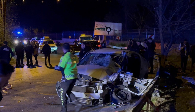 Beykoz’da servis minibüsü ile otomobil çarpıştı: 1’i ağır 11 yaralı