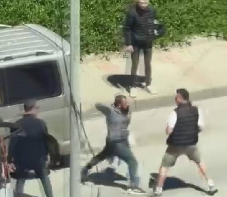  Görüntüleyenlere tehditler savurdu Kadını dövüp sürükleyerek götürdü