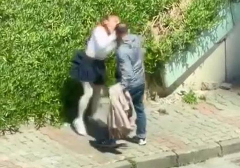  Görüntüleyenlere tehditler savurdu Kadını dövüp sürükleyerek götürdü