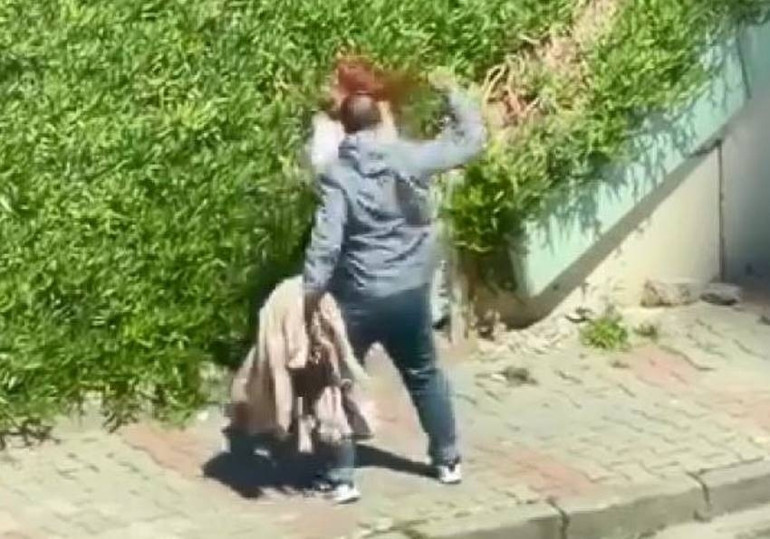  Görüntüleyenlere tehditler savurdu Kadını dövüp sürükleyerek götürdü
