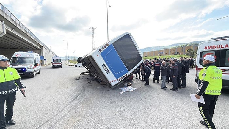 Bartında öğrencileri taşıyan otobüs, otomobilin üzerine devrildi: 46 yaralı