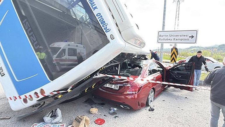 Bartında öğrencileri taşıyan otobüs, otomobilin üzerine devrildi: 46 yaralı