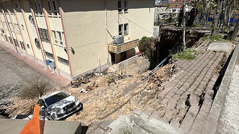 İstinat duvarı çöktü: Park halindeki araç okul bahçesine sürüklendi