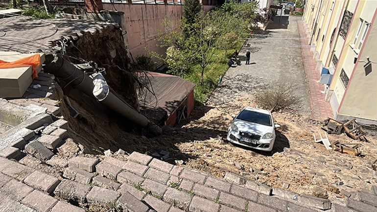 İstinat duvarı çöktü: Park halindeki araç okul bahçesine sürüklendi
