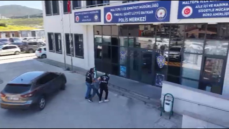 İstanbulda zorba dehşeti: Görüntüleyenlere tehditler savurdu Kadını dövüp sürükleyerek götürdü