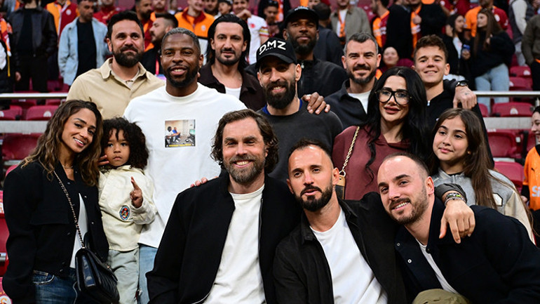 Galatasaraydan taraftara açık antrenman 40 bin kişi izledi