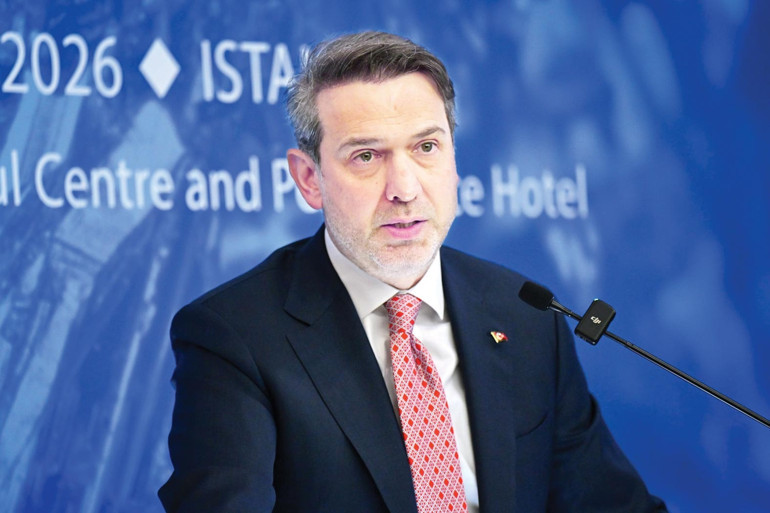 ‘Ermeni p...çi’ diyen adama rozet takmak