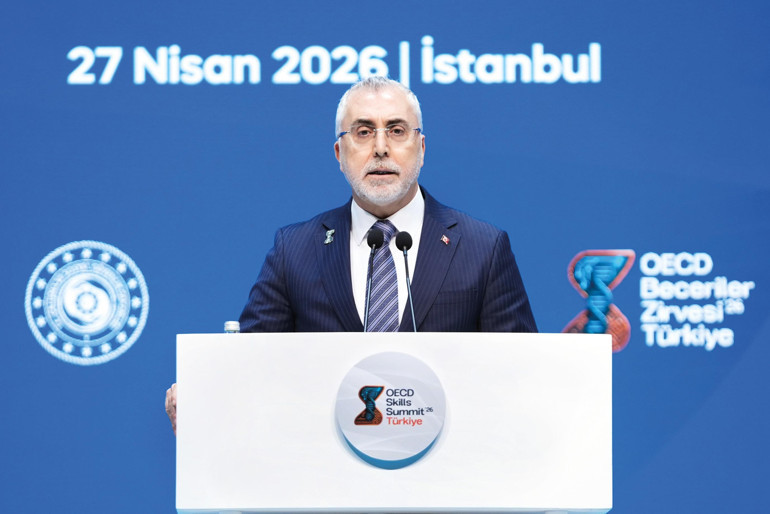 ‘Ermeni p...çi’ diyen adama rozet takmak