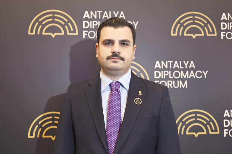 ‘Ermeni p...çi’ diyen adama rozet takmak