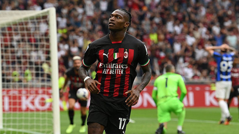 Galatasaraydan Osimhen tarifesi Milanın starı geliyor