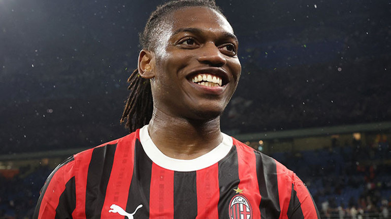 Galatasaraydan Osimhen tarifesi Milanın starı geliyor