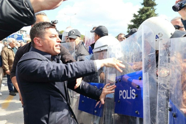 Polise saldırmakla yargılanan belediye başkanına 5 ay hapis