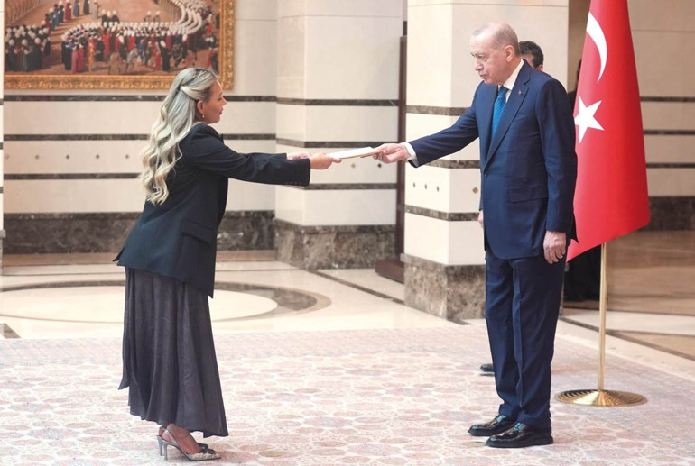 Elçilerden güven mektubu