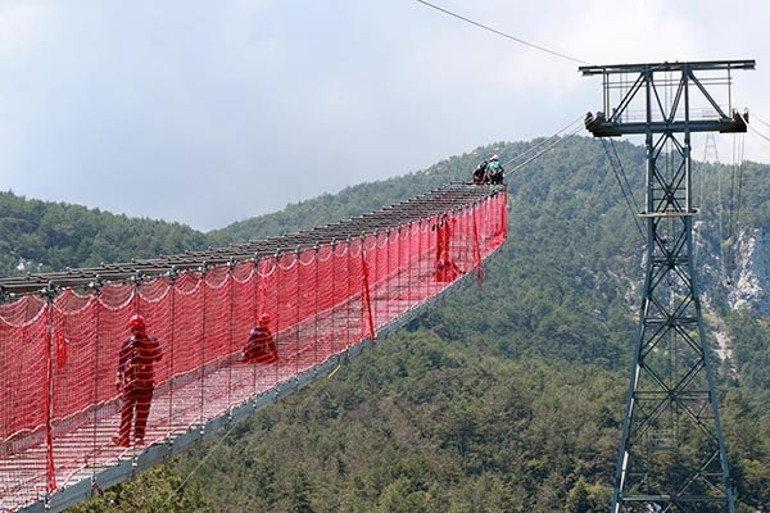  Tam 10 kilometre uzunlukta Rusya ve Güney Koreden görmek için geliyorlar