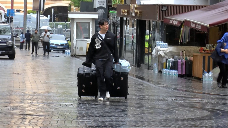 1 Mayısta Taksimde yollar kapandı Turistler valizleriyle yürüdü