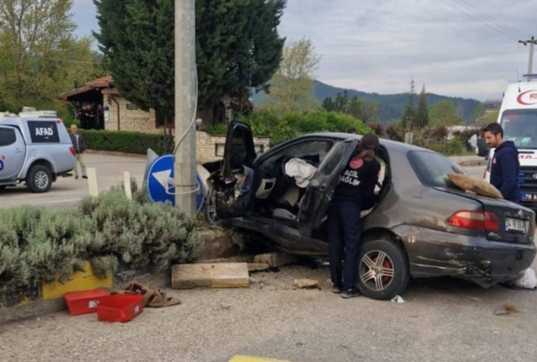Otomobil refüje çarptı: 1 ölü, 3 yaralı