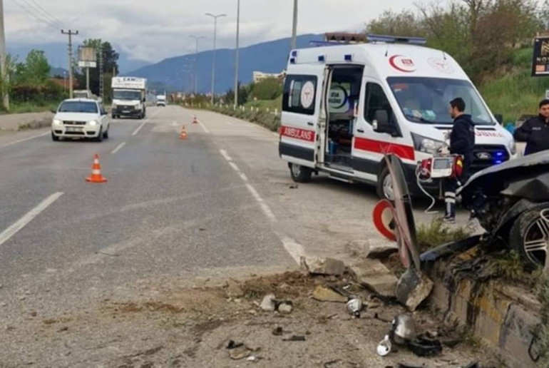 Otomobil refüje çarptı: 1 ölü, 3 yaralı