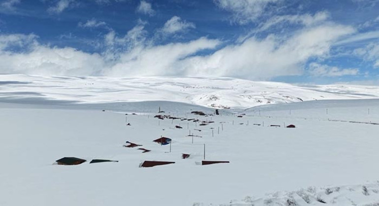 Hava sıcaklıkları düştü: ‘Beyaz Cennet güne kar yağışıyla başladı