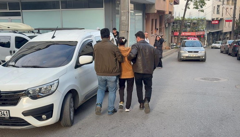 Hırsızlık için girdiği otomobilin sahibine yakalandı Bu araç benim, asıl hırsız sizsiniz diyerek direnen şüpheli tutuklandı