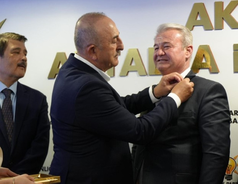  Törenle rozetleri takıldı