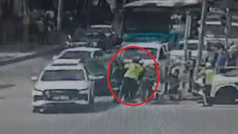Seyir halindeyken boğazına cisim kaçtı… Moto kuryeyi polislerin ‘heimlich’ manevrası kurtardı