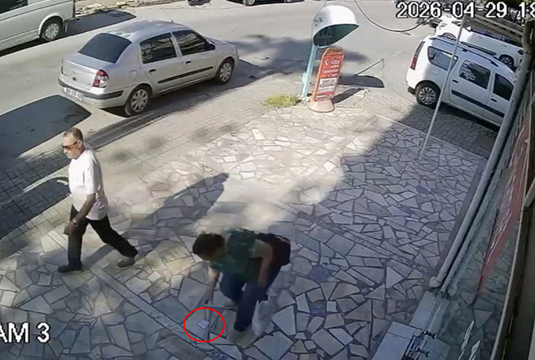 Cebinden telefonunu çıkarırken düşürdü: Duyarlı vatandaş sayesinde parasına kavuştu
