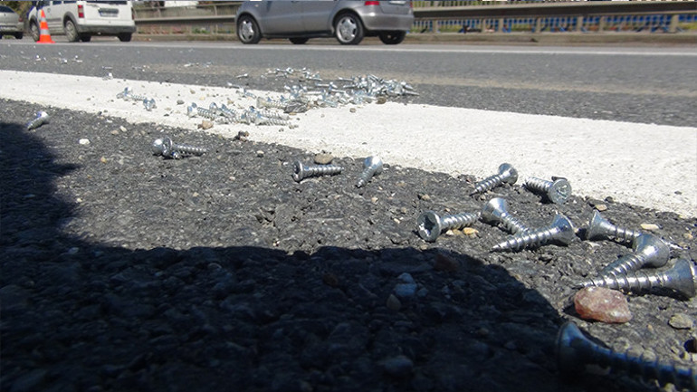 Yola dökülen vidalar trafiği felç etti Polis ve esnaf seferber oldu