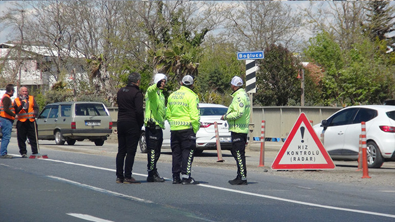 Yola dökülen vidalar trafiği felç etti Polis ve esnaf seferber oldu