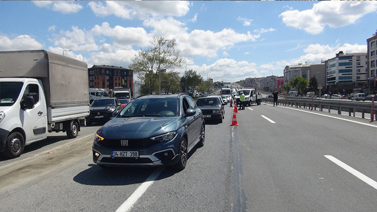 Yola dökülen vidalar trafiği felç etti Polis ve esnaf seferber oldu