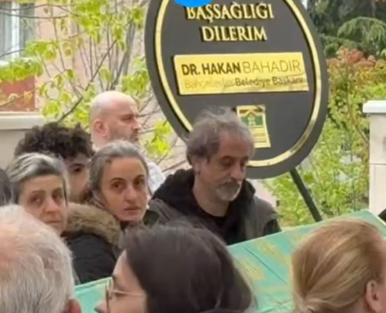 En zor görev... Ünlü oyuncu babasını son yolculuğuna uğurladı
