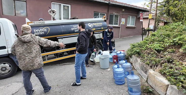 Bidonlarla evlerine su taşıyorlar
