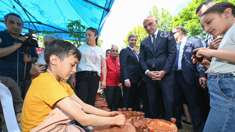 Aydın’ın emeği, kültürü ve mirası festivalle sahneye çıktı Bakan Ersoy: Bu topraklar değer üreten bir medeniyetin merkezidir