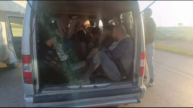 Hatayda kaçak göçmen operasyonu: Üzerlerini kamuflajla örtmüşler