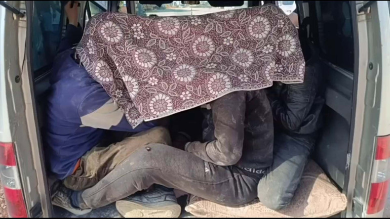 Hatayda kaçak göçmen operasyonu: Üzerlerini kamuflajla örtmüşler