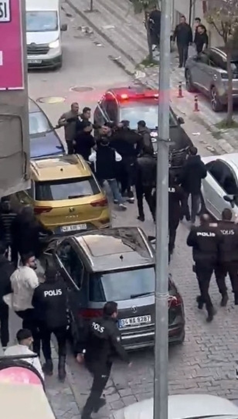 Sultangazide 2 grup arasında kavga, aileler de dahil oldu, biber gazıyla müdahale edildi