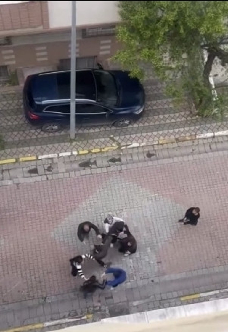 Sultangazide 2 grup arasında kavga, aileler de dahil oldu, biber gazıyla müdahale edildi