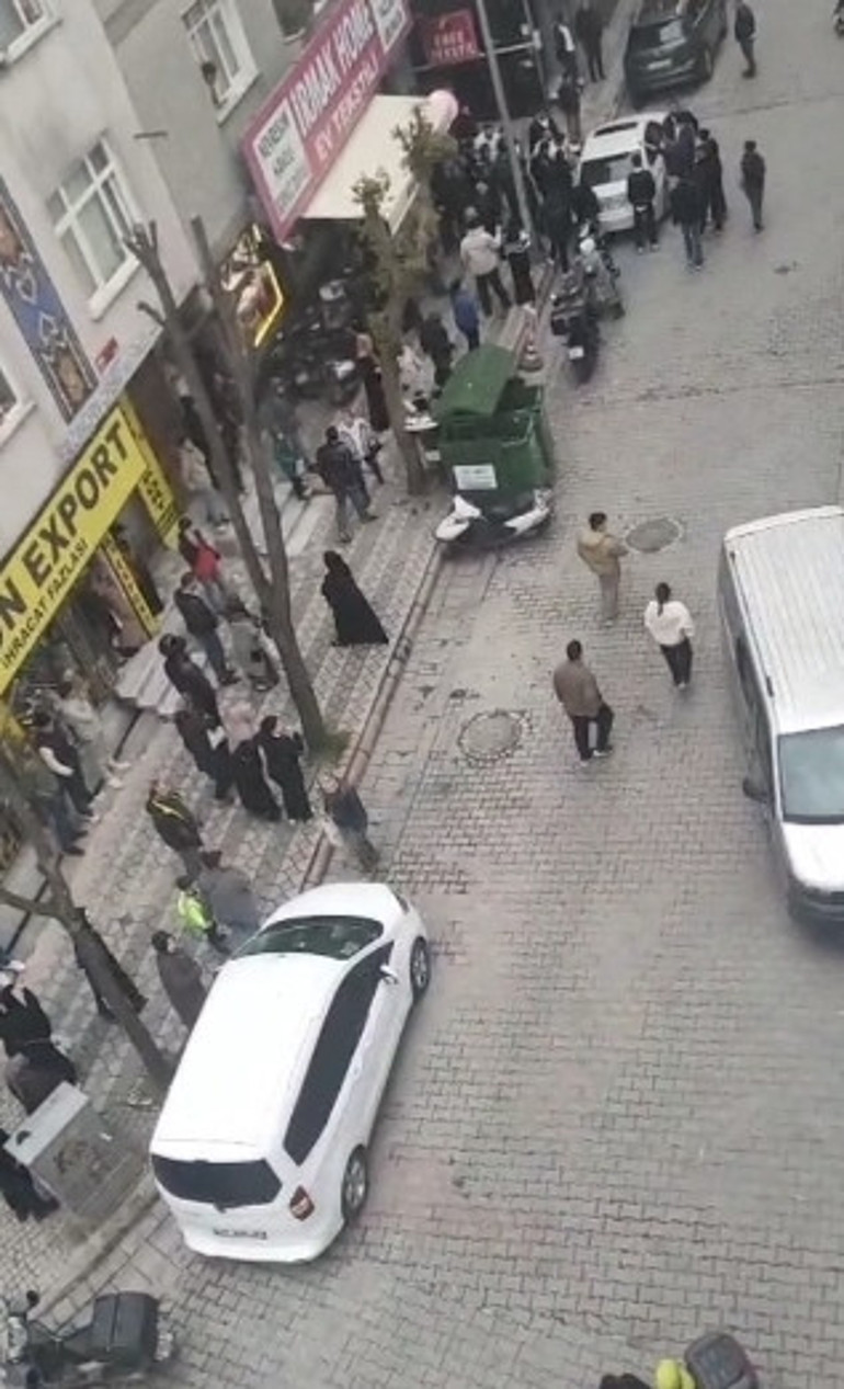 Sultangazide 2 grup arasında kavga, aileler de dahil oldu, biber gazıyla müdahale edildi