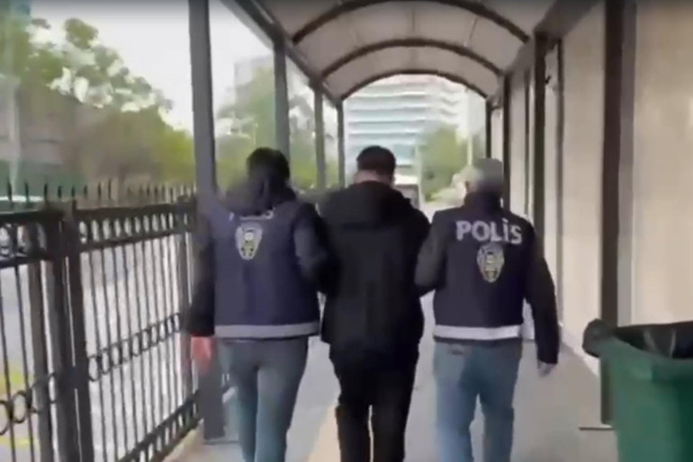 50 yıl hapis cezası var... Firari hükümlü saklandığı gardıropta yakalandı