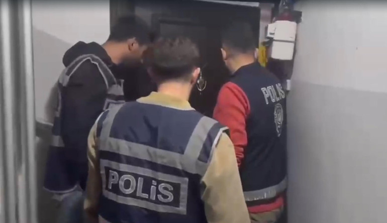 50 yıl hapis cezası var... Firari hükümlü saklandığı gardıropta yakalandı