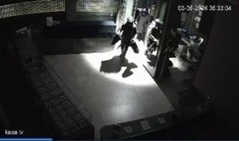 Kuyumcu hırsızlığı kazayla bitti... Çaldıkları altınları atıp kaçtılar