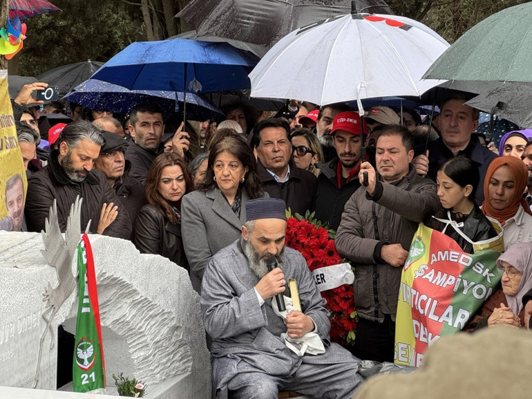 Sırrı Süreyya Önder kabri başında anıldı