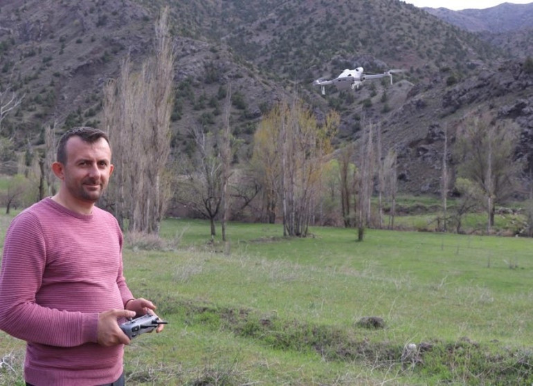 Erzurumda dron ile görüntülendi: 2 yavrusuyla gözlerden kayboldu