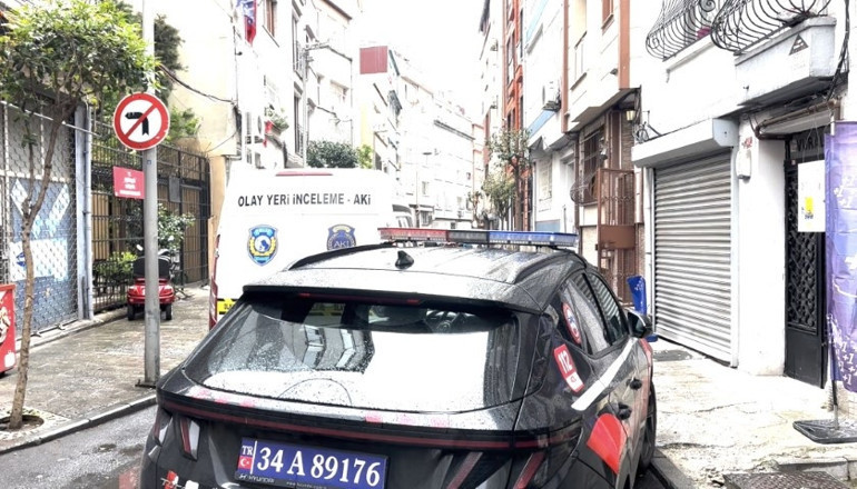 Eski sevgili dehşet saçtı: Kadının evini basıp erkek arkadaşını bıçakladı